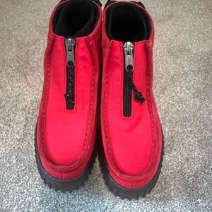 Clark’s women’s Torhill zip red leather trim size 9